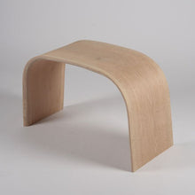 Afbeelding in Gallery-weergave laden, Arched Oak Stool