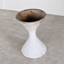 Laden Sie das Bild in den Galerie-Viewer, Diabolo Sculptural Planter