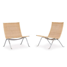 Laden Sie das Bild in den Galerie-Viewer, Pair of Poul Kjærholm PK22 Lounge Chairs