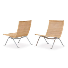 Laden Sie das Bild in den Galerie-Viewer, Pair of Poul Kjærholm PK22 Lounge Chairs