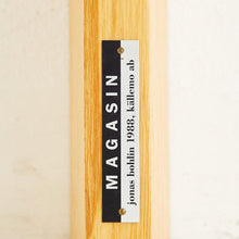 Load image into Gallery viewer, Metal plaque identifying Källemo as the maker of the Magasin magazine rack, confirming Swedish origin and authenticity.